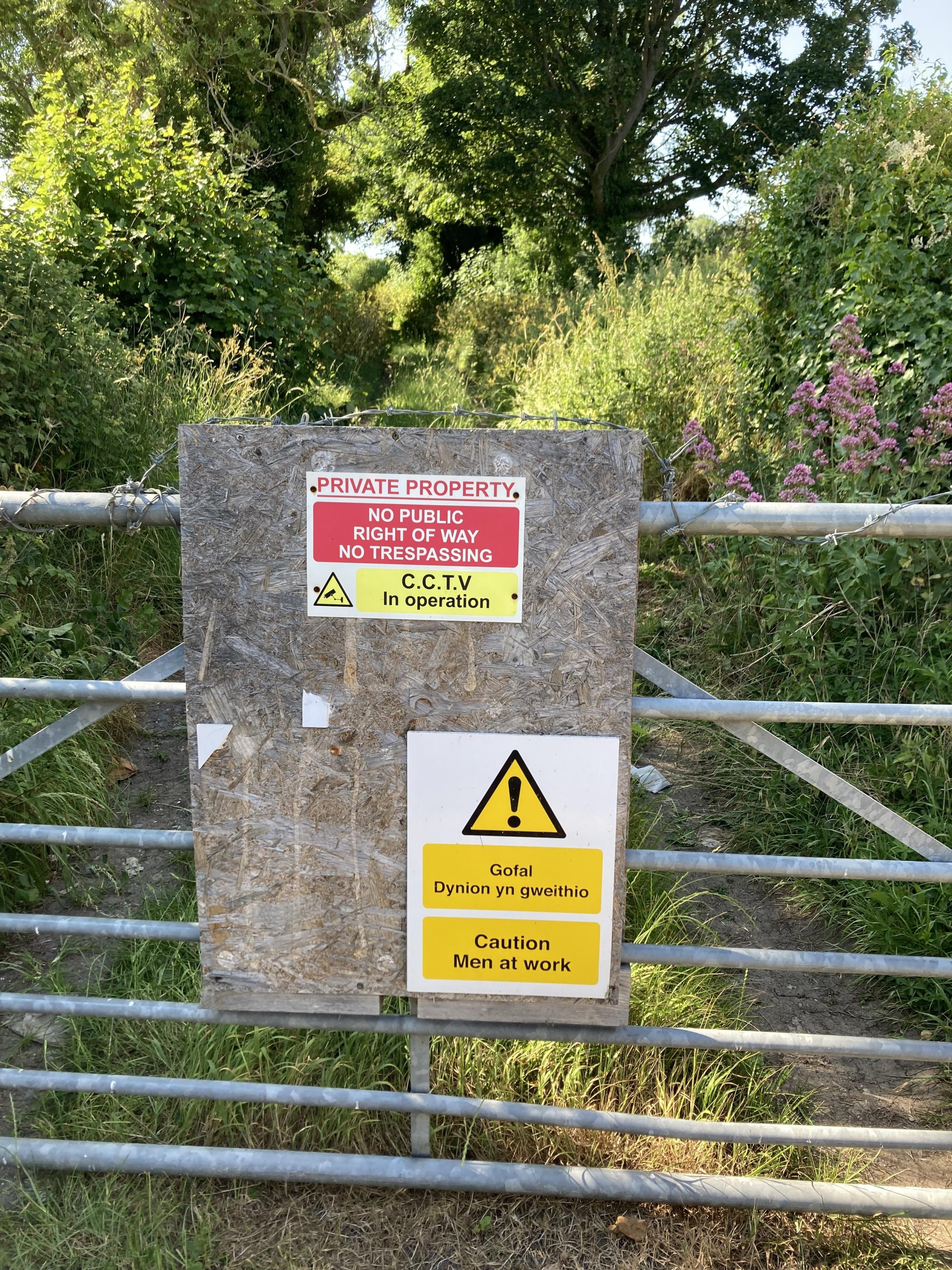 Signs on the footpath preventing public access (Image Dale Spridgeon)