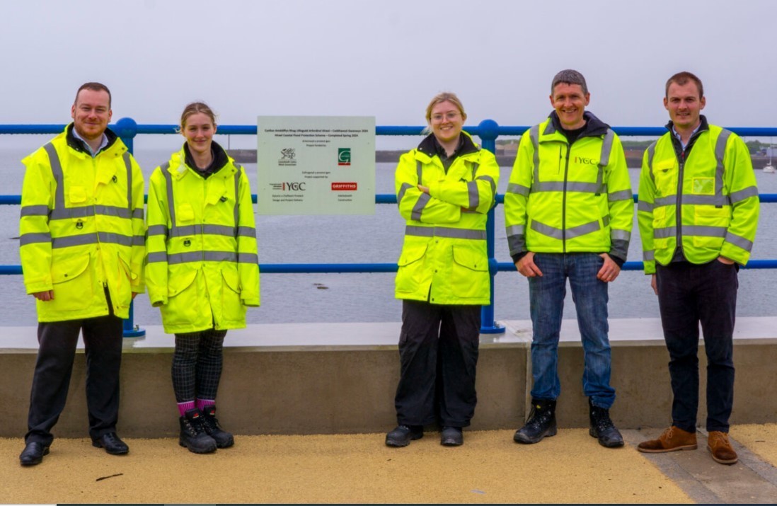 Some of engineers and officers from Cyngor Gwynedd\s YGC Service who worked on the project at Hirael, Bangor. (Image Cyngor Gwynedd)